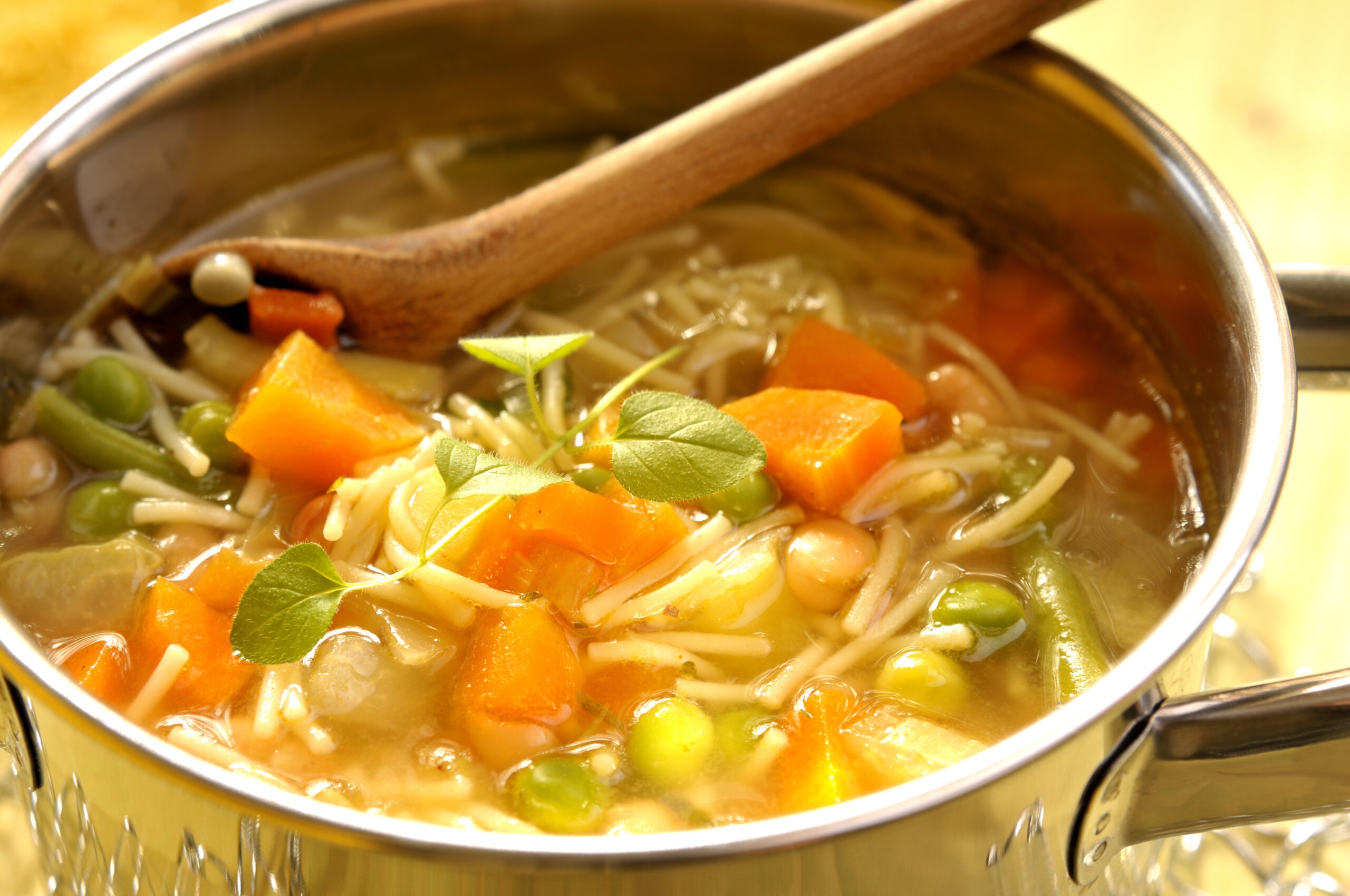 Sopa de macarrão com legumes