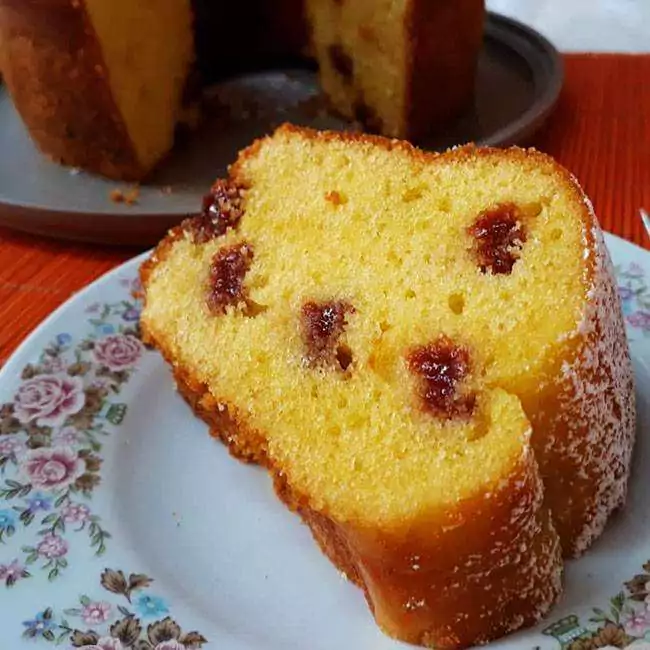 Bolo de fubá com goiabada simples