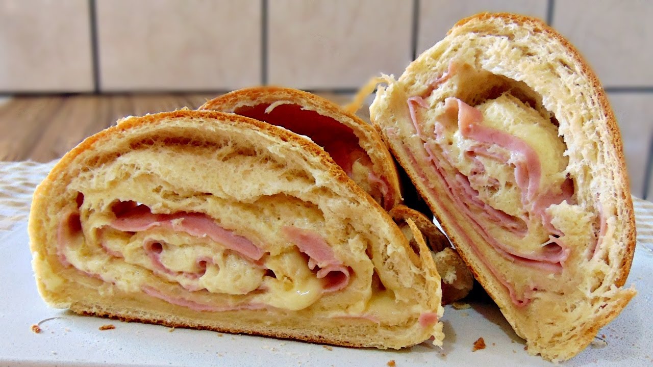 pão caseiro recheado com presunto e queijo