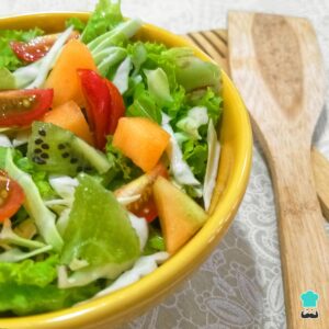 Salada verde com frutas