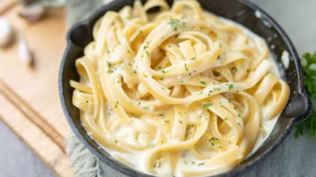 Macarrão ao alho e óleo com creme de leite