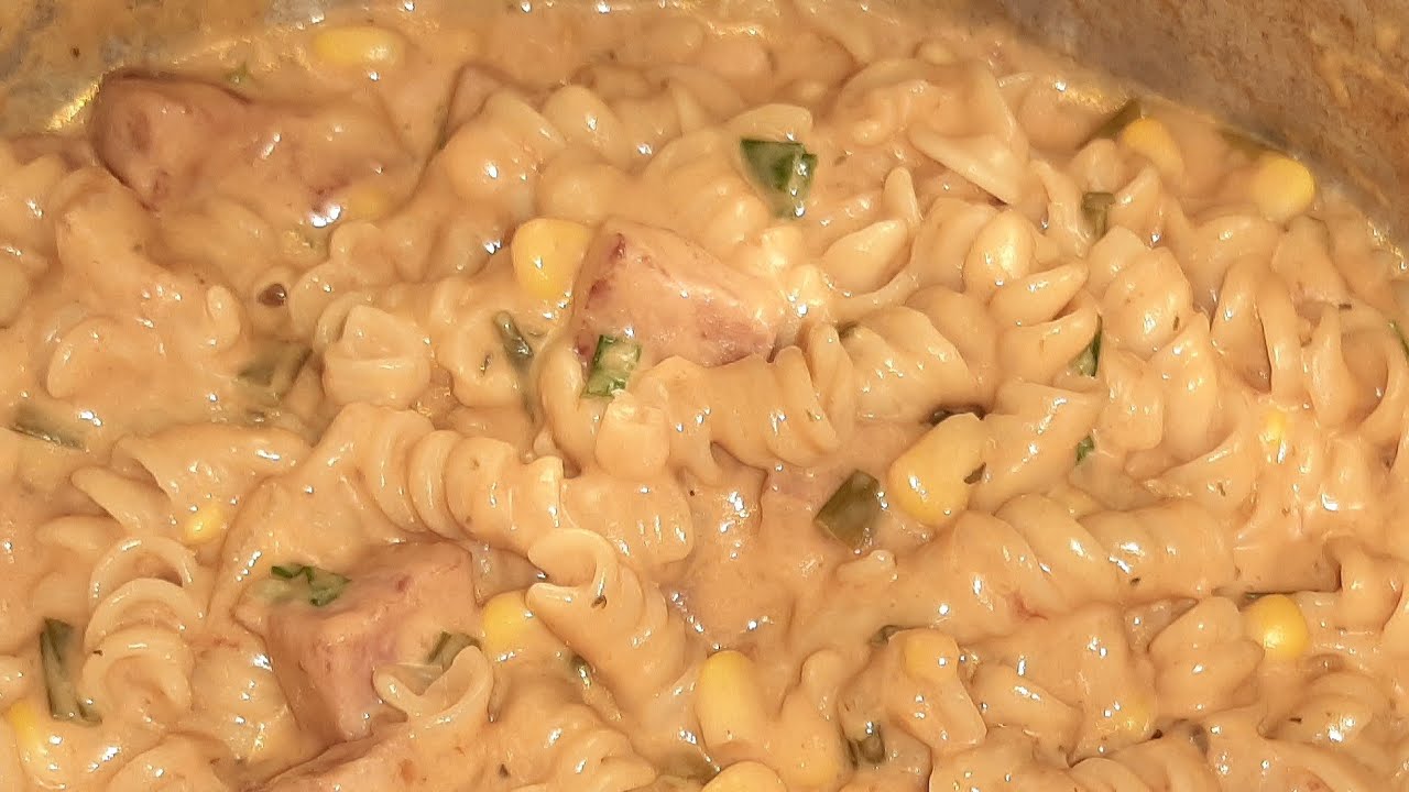 Macarrão cremoso com calabresa de uma panela só