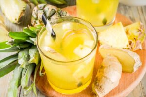 SUCO DETOX DE ABACAXI E GENGIBRE