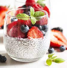 PUDIM DE CHIA COM FRUTAS VERMELHAS