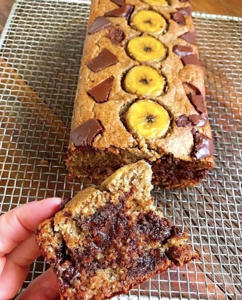 bolo de banana com chocolate fit