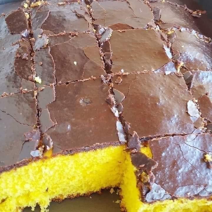 bolo de cenoura com cobertura de chocolate crocante