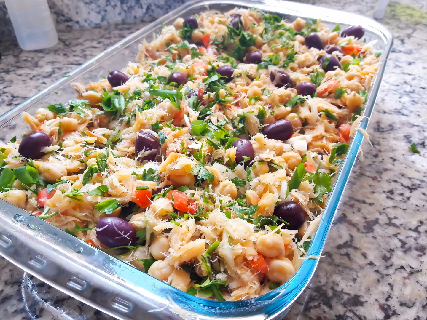 Salada de Bacalhau com Grão-de-bico e Azeitonas