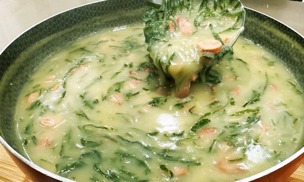 Descubra o segredo do Caldo Verde mais incrível que você já provou. Uma combinação perfeita de batatas, linguiça calabresa e couve que vai surpreender seu paladar.